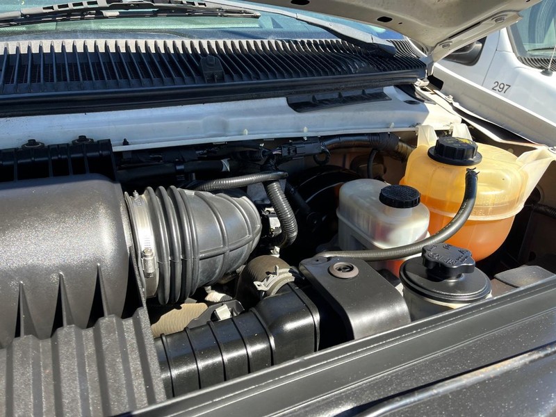 Ford Econoline Wagon Vehicle Image 15