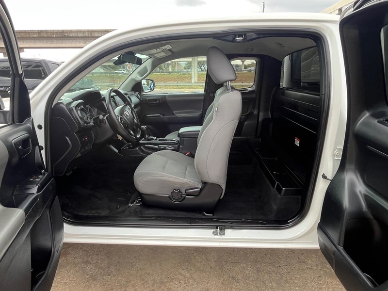 Toyota Tacoma 2WD Vehicle Image 06