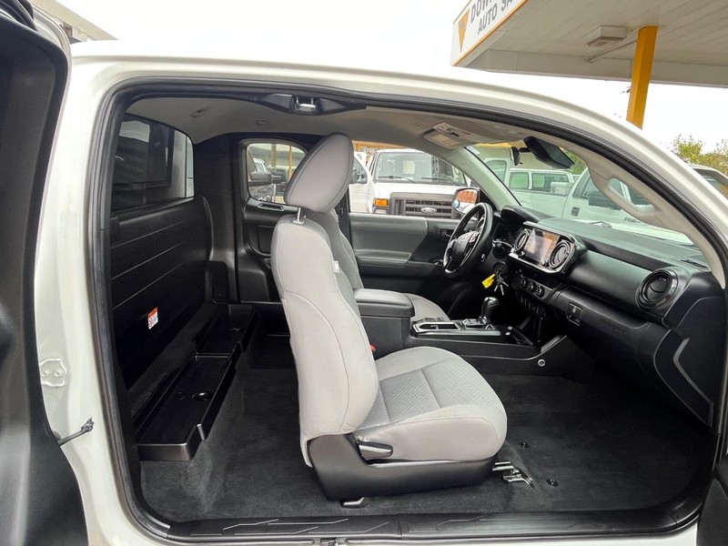 Toyota Tacoma 2WD Vehicle Image 09