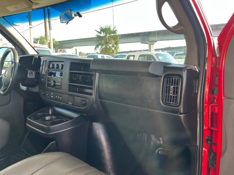 Chevrolet Express Passenger Vehicle Full-screen Gallery Image 09