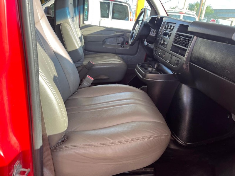 Chevrolet Express Passenger Vehicle Full-screen Gallery Image 10