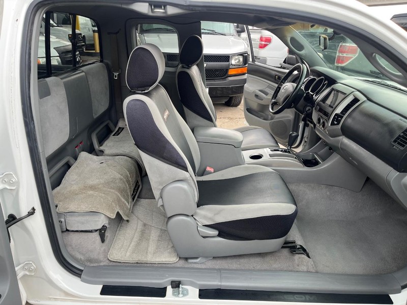 Toyota Tacoma Vehicle Image 09