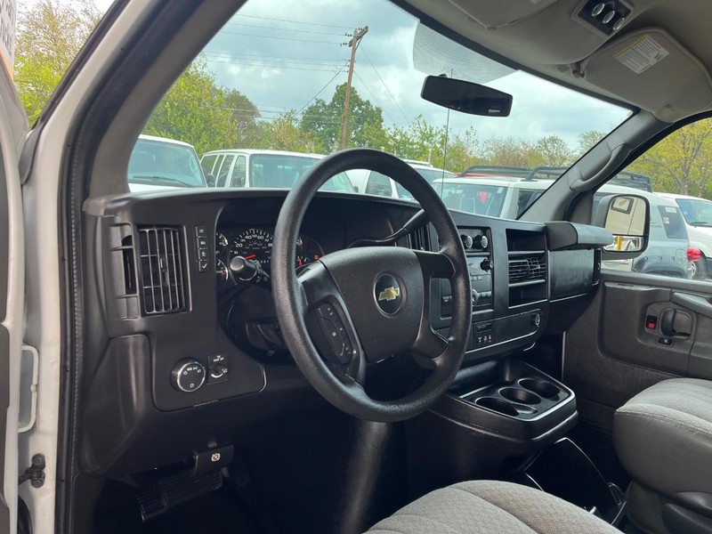 Chevrolet Express Passenger Vehicle Full-screen Gallery Image 07