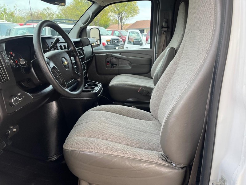 Chevrolet Express Passenger Vehicle Full-screen Gallery Image 08