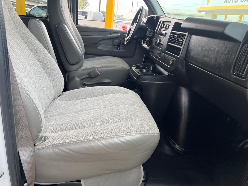 Chevrolet Express Passenger Vehicle Full-screen Gallery Image 09