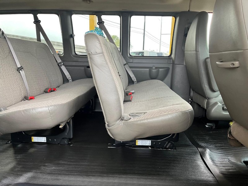 Chevrolet Express Passenger Vehicle Full-screen Gallery Image 11