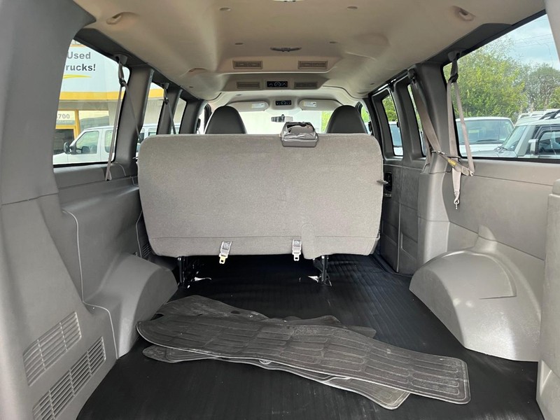 Chevrolet Express Passenger Vehicle Full-screen Gallery Image 13