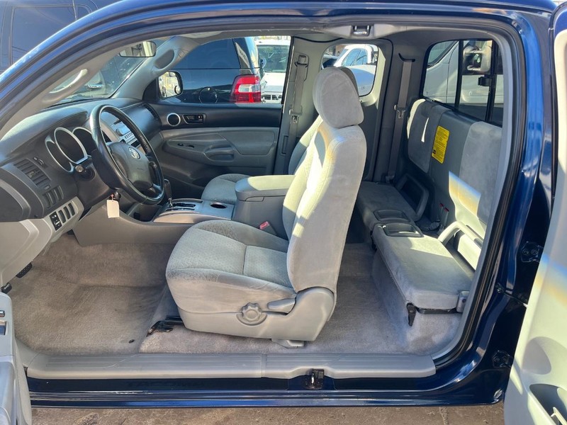 Toyota Tacoma Vehicle Image 08