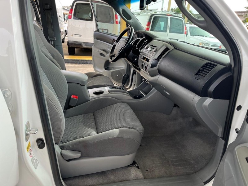 Toyota Tacoma Vehicle Image 09