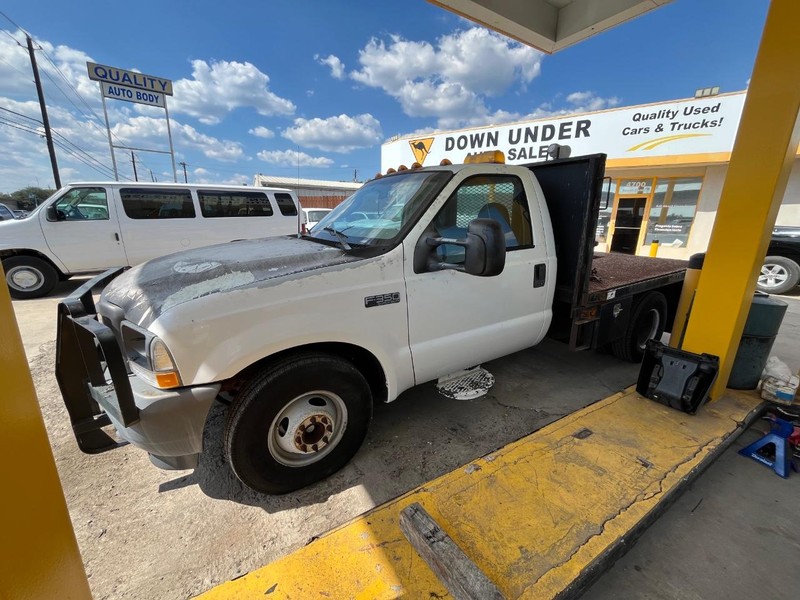 Ford Super Duty F-350 DRW Vehicle Image 02