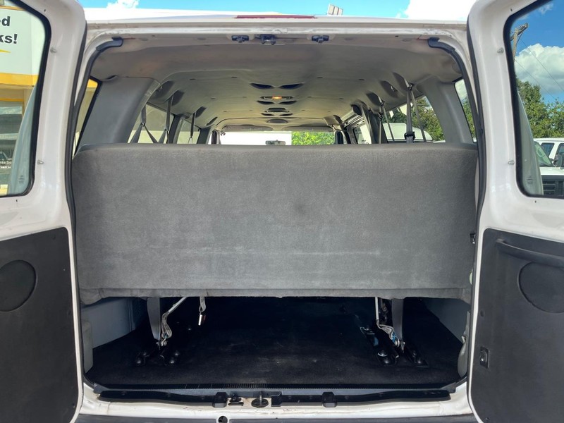Ford Econoline Wagon Vehicle Image 13