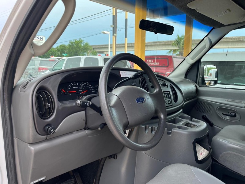 Ford Econoline Wagon Vehicle Image 08