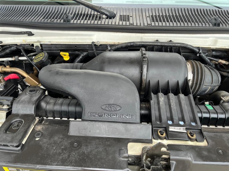 Ford Econoline Wagon Vehicle Image 10