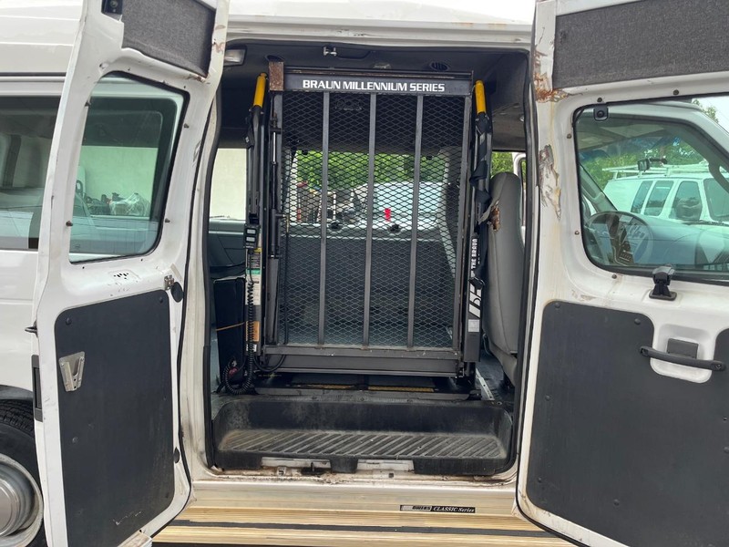 Ford Econoline Wagon Vehicle Image 12