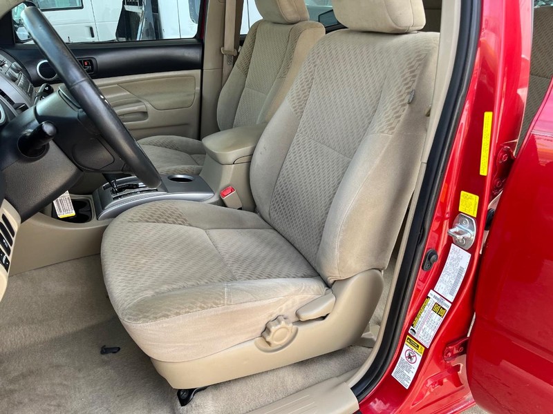 Toyota Tacoma Vehicle Image 13