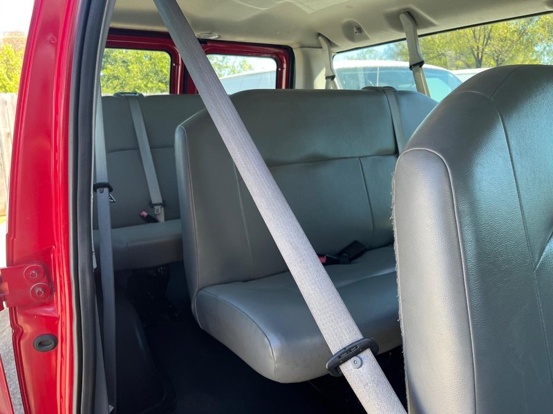 Ford Econoline Wagon Vehicle Image 11