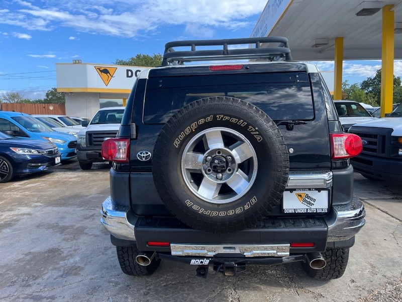 Toyota FJ Cruiser Vehicle Image 05