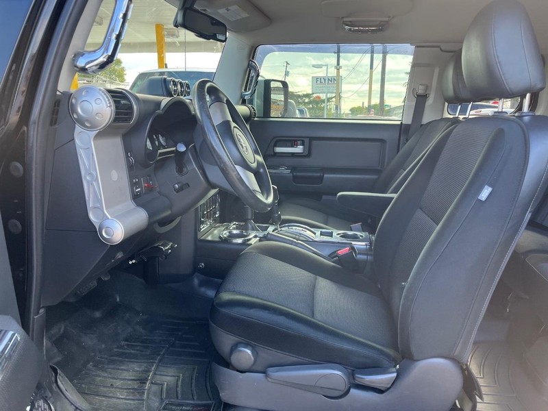 Toyota FJ Cruiser Vehicle Image 08