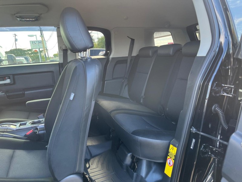 Toyota FJ Cruiser Vehicle Image 09