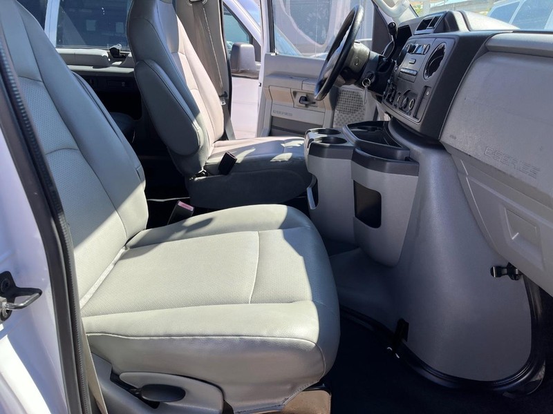 Ford Econoline Wagon Vehicle Image 11