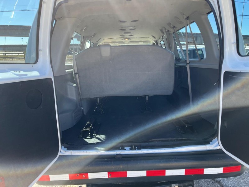 Ford Econoline Wagon Vehicle Image 12