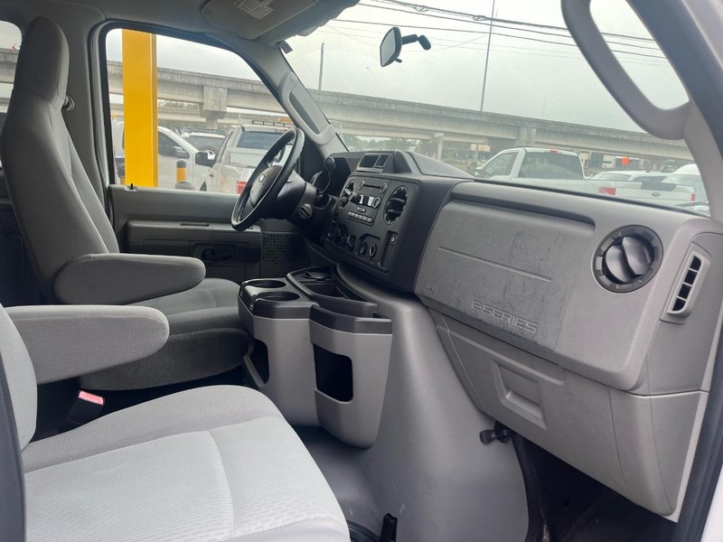 Ford Econoline Wagon Vehicle Image 08