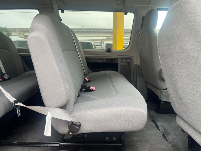 Ford Econoline Wagon Vehicle Image 11