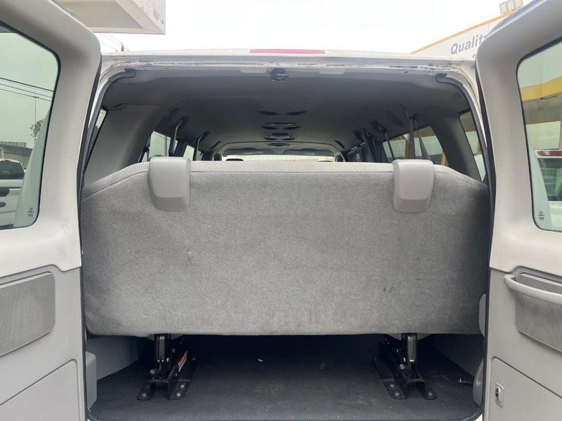 Ford Econoline Wagon Vehicle Image 12