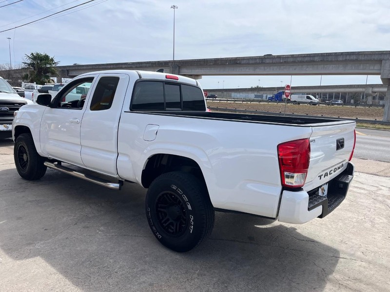 Toyota Tacoma Vehicle Image 06