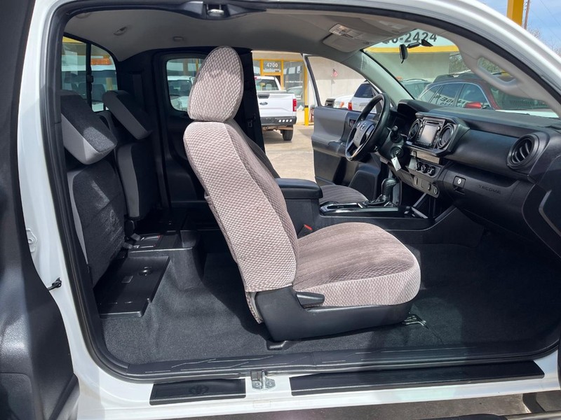 Toyota Tacoma Vehicle Image 09