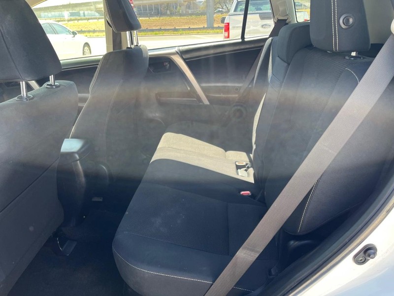 Toyota RAV4 Vehicle Image 11