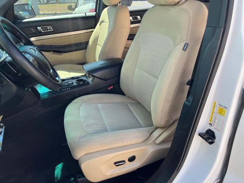 Ford Explorer Vehicle Image 07