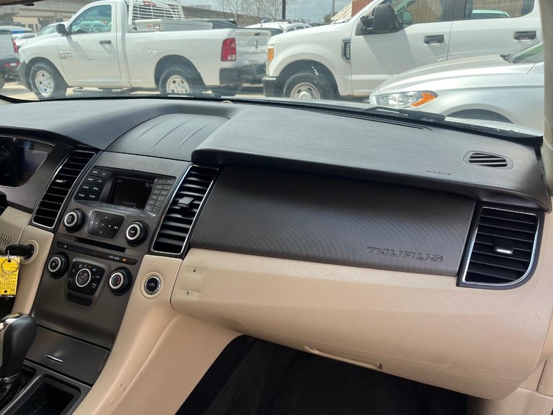 Ford Taurus Vehicle Image 09