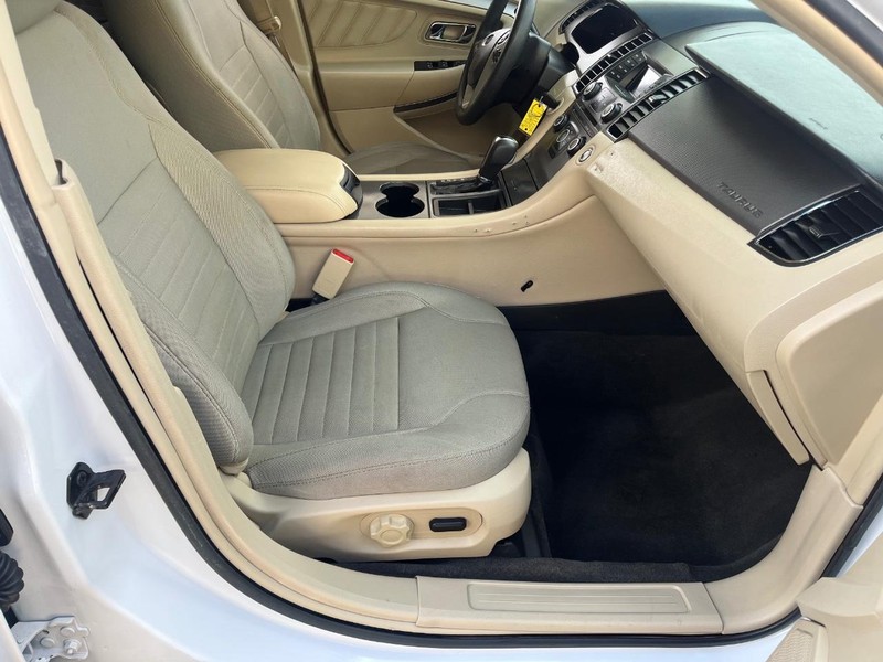 Ford Taurus Vehicle Image 10