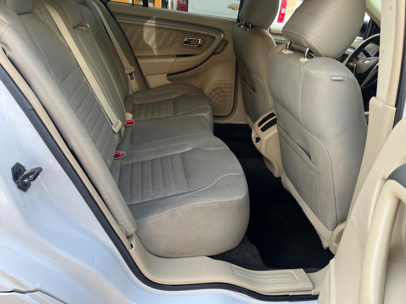 Ford Taurus Vehicle Image 11