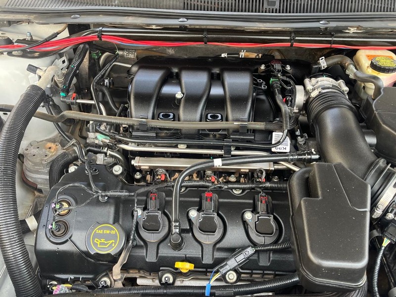 Ford Taurus Vehicle Image 13