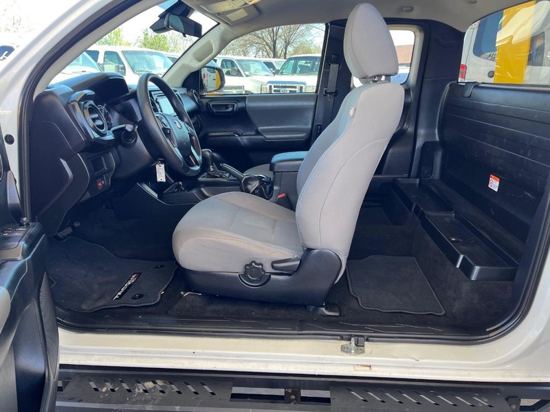 Toyota Tacoma 2WD Vehicle Image 08