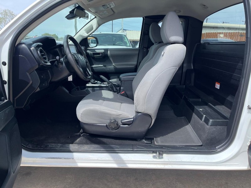 Toyota Tacoma 2WD Vehicle Image 09