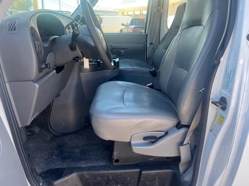 Ford Econoline Wagon Vehicle Image 04