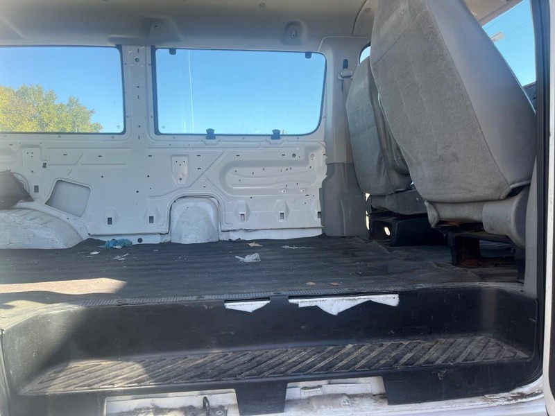 Ford Econoline Wagon Vehicle Image 06
