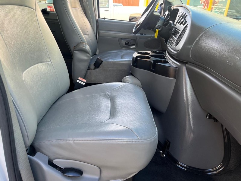 Ford Econoline Wagon Vehicle Image 09