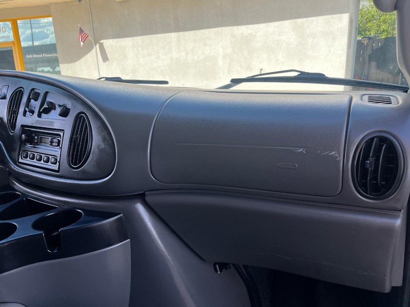 Ford Econoline Wagon Vehicle Image 14