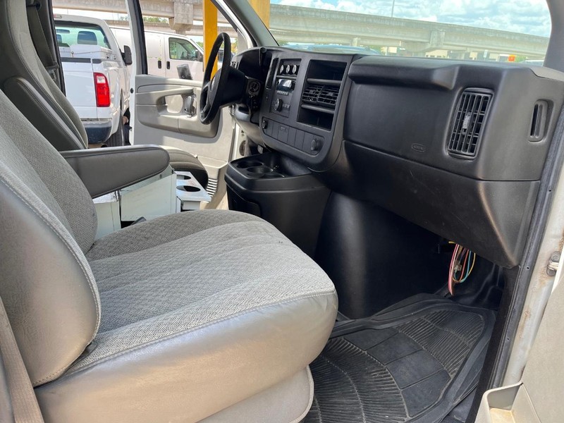 Chevrolet Express Cargo Van Vehicle Image 09