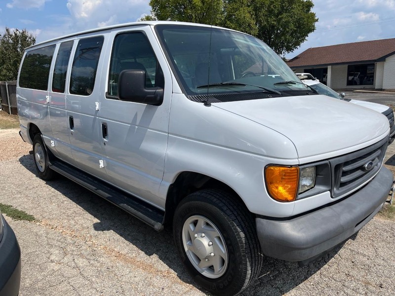 Ford Econoline Wagon Vehicle Image 03