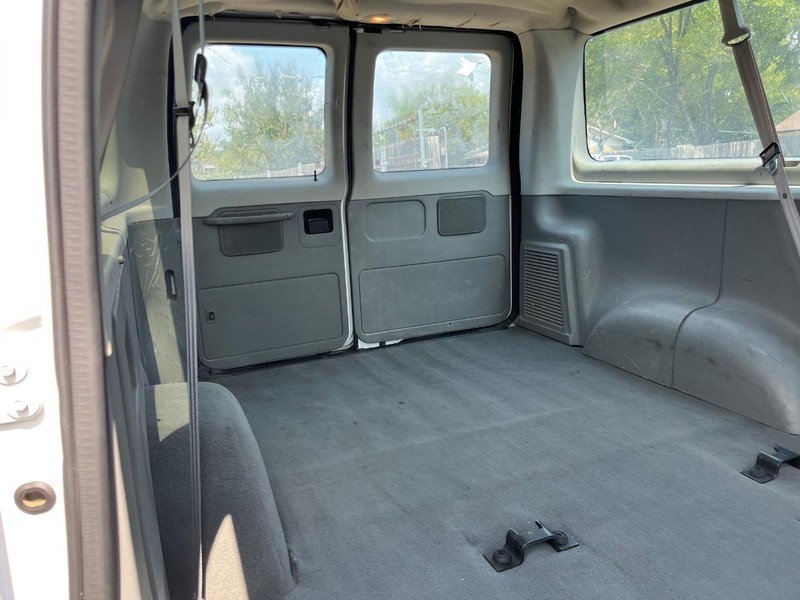 Ford Econoline Wagon Vehicle Image 10