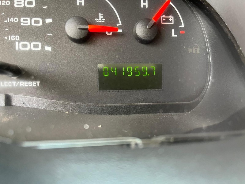 Ford Econoline Wagon Vehicle Image 13