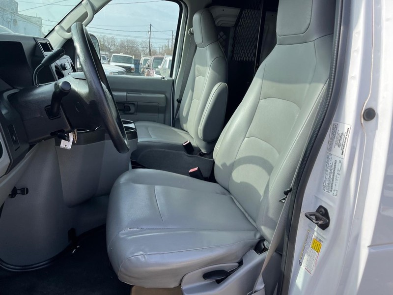 Ford Econoline Cargo Van Vehicle Image 03