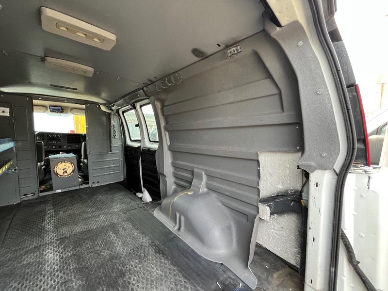 Chevrolet Express Cargo Van Vehicle Image 10