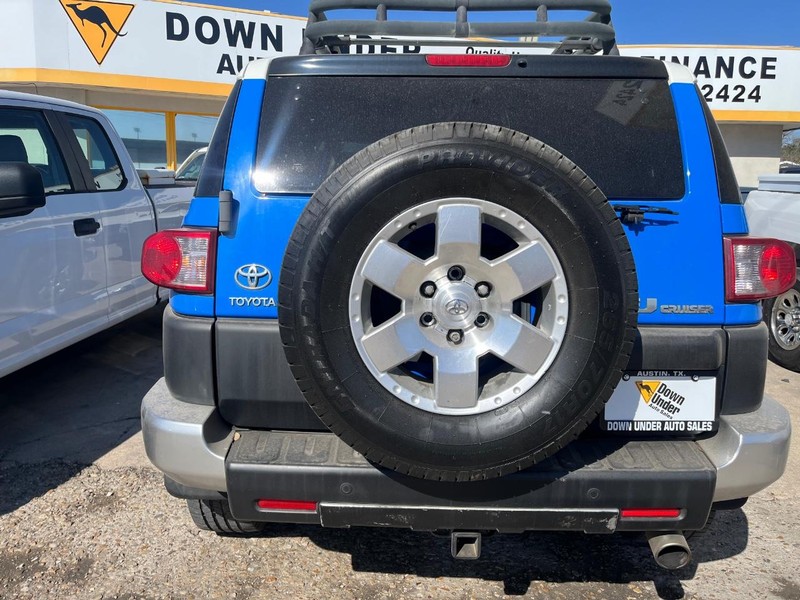 Toyota FJ Cruiser Vehicle Image 05