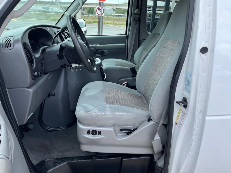 Ford Econoline Wagon Vehicle Image 07